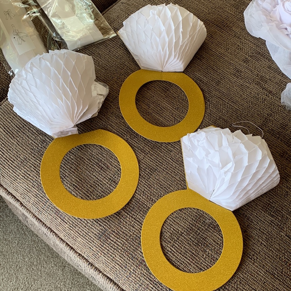 Wedding decorations,Mr. & Mrs. Mugs, hanging bows,tablecloths,rings, plaque - Picture 5 of 13